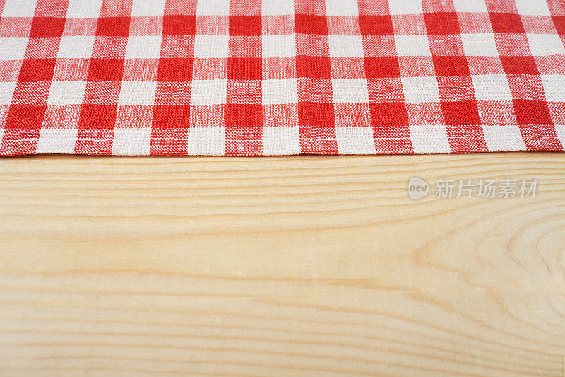 红白相间的台布铺在木桌上。