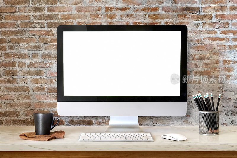 模拟工作空间桌面电脑:创造性的设计师桌面与空白的白色桌面电脑，铅笔和文具项目。空白屏幕用于图形显示蒙太奇。
