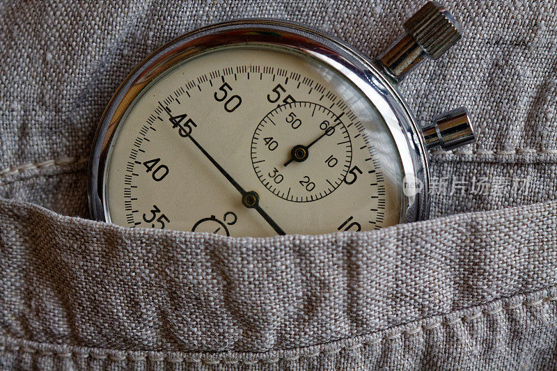 古董秒表，在废弃的亚麻口袋里，价值计量时间，旧时钟箭头分，秒精确计时器记录