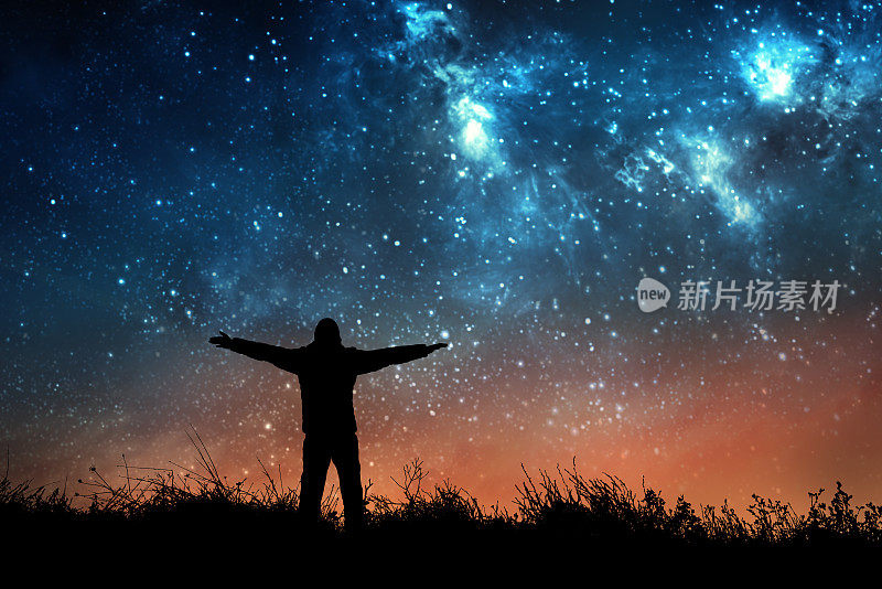 人们在看夜空中的星星