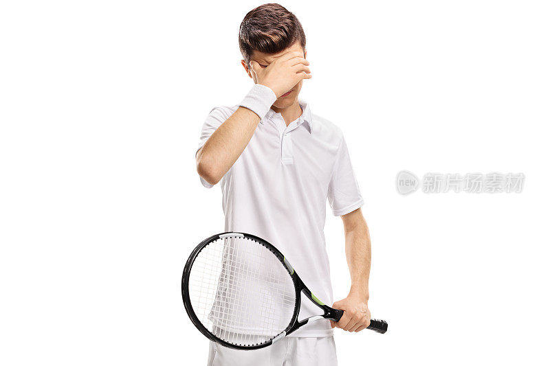 年轻的网球运动员难以置信地抬起头