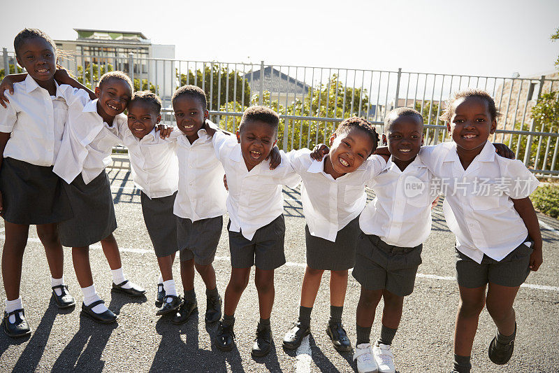 非洲的小学生在学校操场上摆姿势