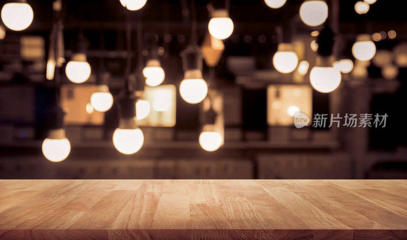 木桌子上模糊柜台，酒吧，咖啡馆，与灯光