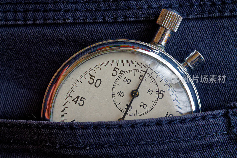 古董秒表，在旧旧破旧的牛仔口袋里，价值计量时间，旧时钟箭头分，秒精确计时记录