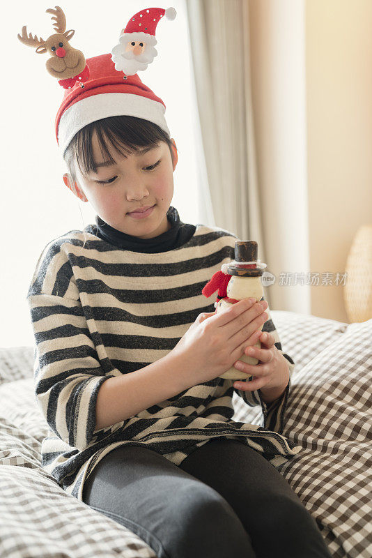 妈妈和女儿喜欢吃圣诞食品