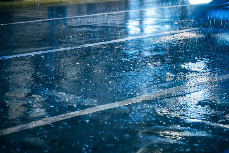 汽车在雨中驾驶在潮湿的道路上带着前灯