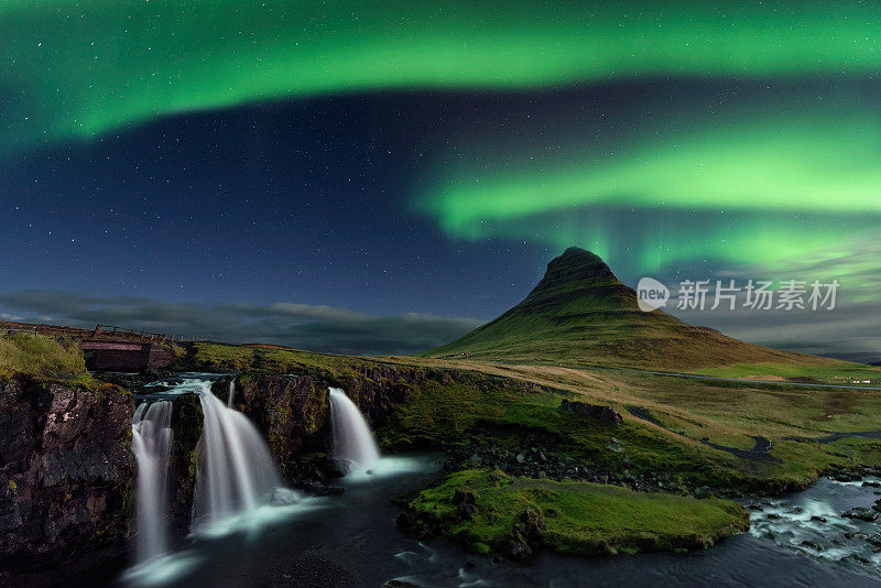 冰岛的Kirkjufell山在贪婪的北极光天空下