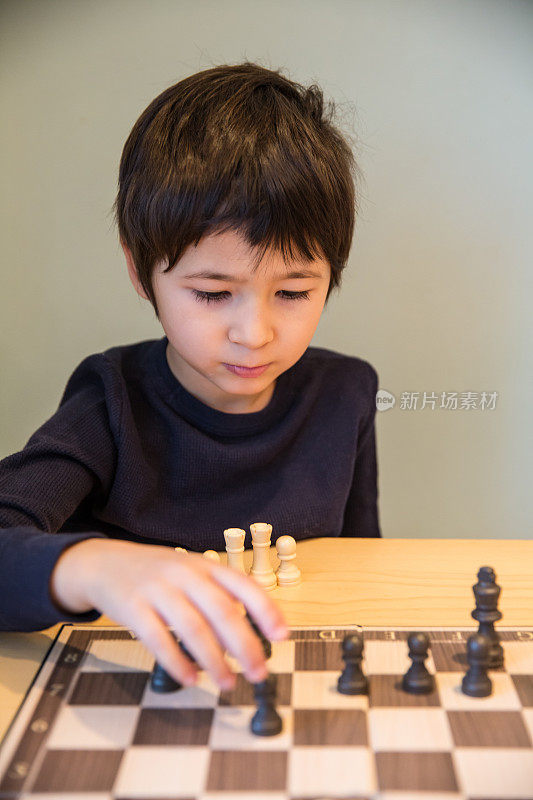 小男孩在下棋