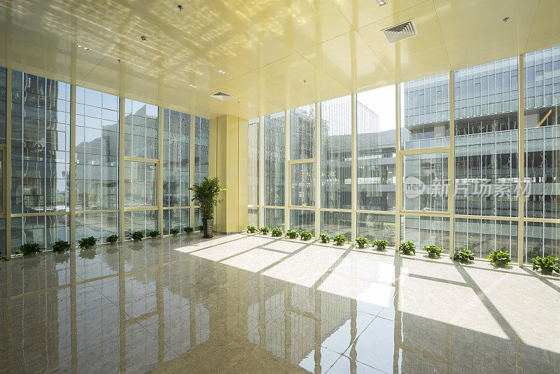 办公中心的玻璃走廊