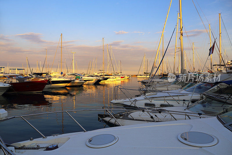 法国里维埃拉，日落时分的港口和游艇