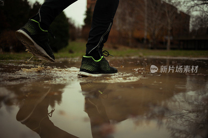 一个男人在雨中奔跑的照片