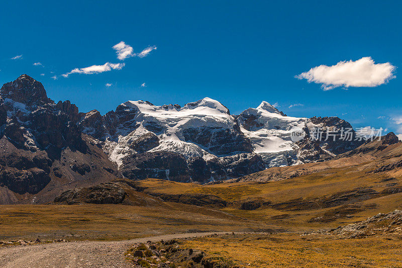 秘鲁安第斯山脉的土路