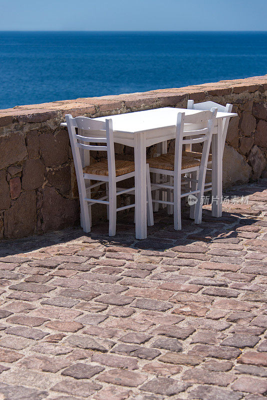 白色希腊桌椅