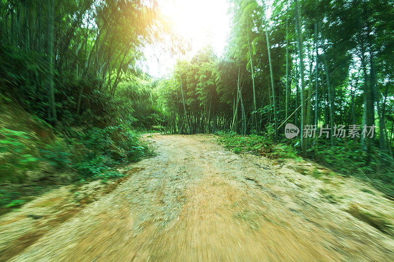 石岩泥泞的道路为汽车商业