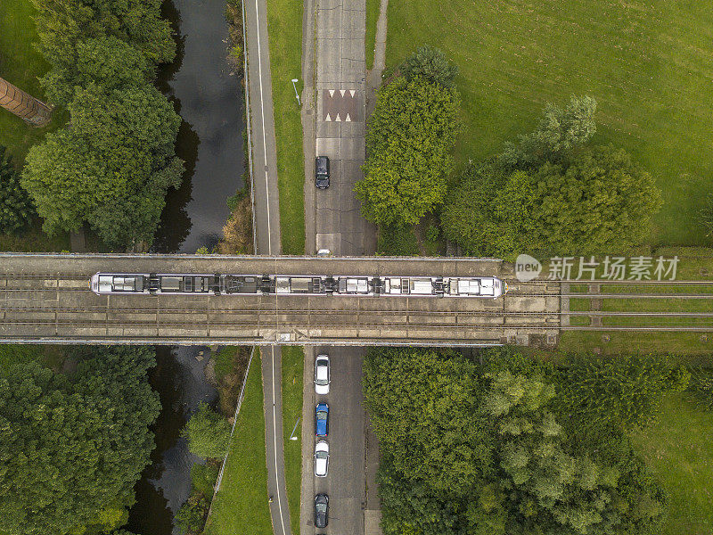 在爱尔兰都柏林，Luas有轨电车在一座铁路桥上行驶。