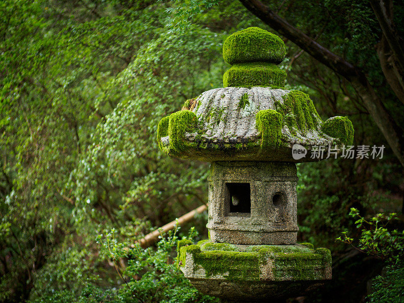 京都的一个古老的石头灯笼