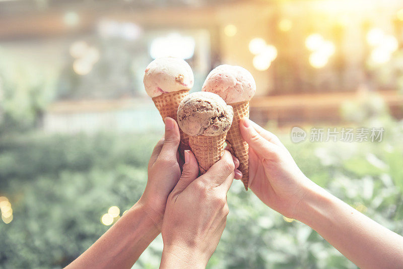 夏天，年轻女子手握甜筒冰淇淋