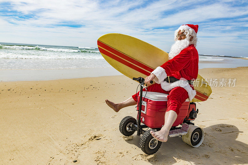 圣诞老人在海滩上的电动埃斯基冷却器上做特技动作
