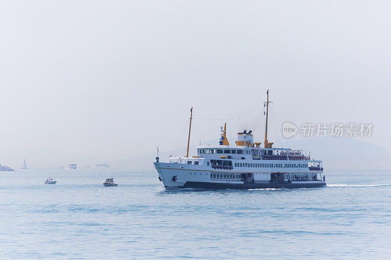 土耳其伊斯坦布尔卡迪科伊附近博斯普鲁斯海岸的传统客船和渔民
