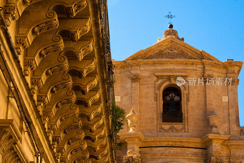 意大利西西里岛的西西里岛:阳光下的教堂和巴洛克式托架