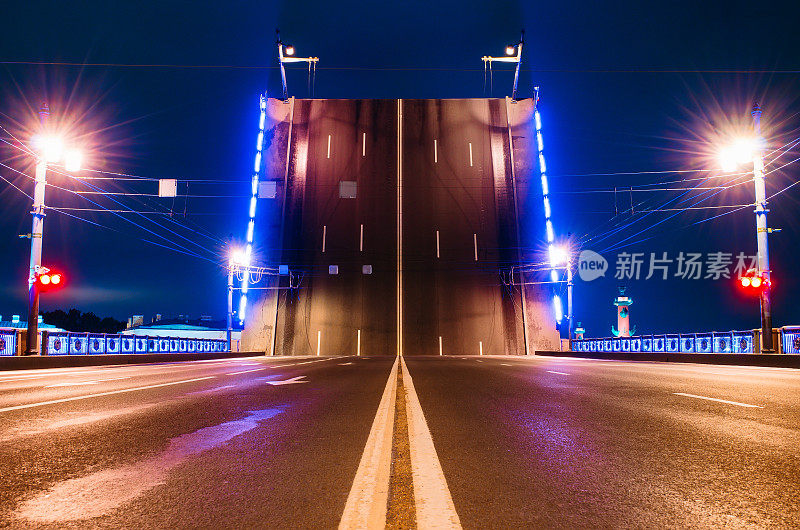 城门与道路同分带，宫桥夜景在圣彼得堡。