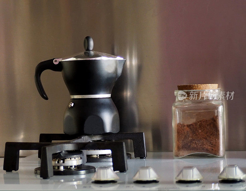 传统的意大利咖啡机，在炉子上放一个装满咖啡的玻璃罐