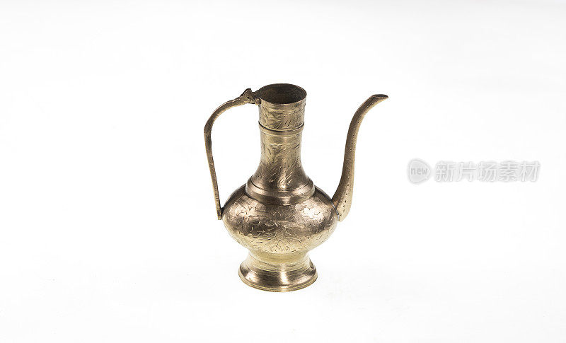白色孤立背景上的古代阿拉伯银茶壶