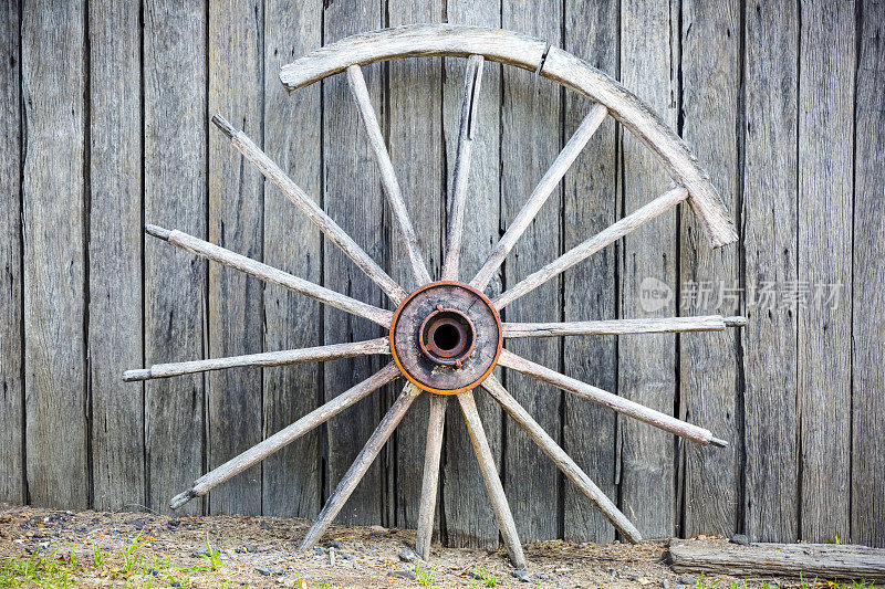 破旧的篱笆与木制马车车轮，背景，复制空间