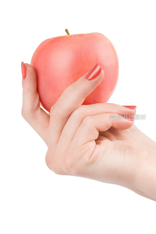 女人手牵着粉红色的苹果孤立地夹着小路
