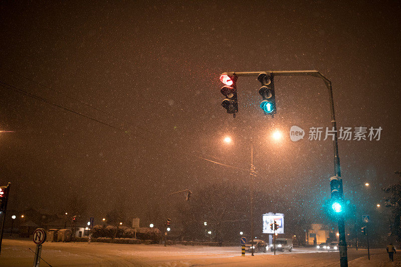 雪夜的交通灯信号