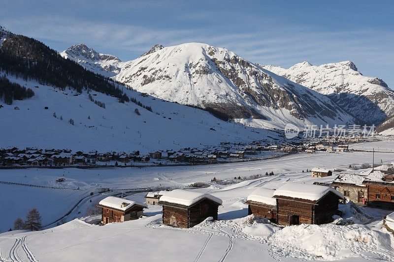 穿过山谷，可以看到深雪中的小屋