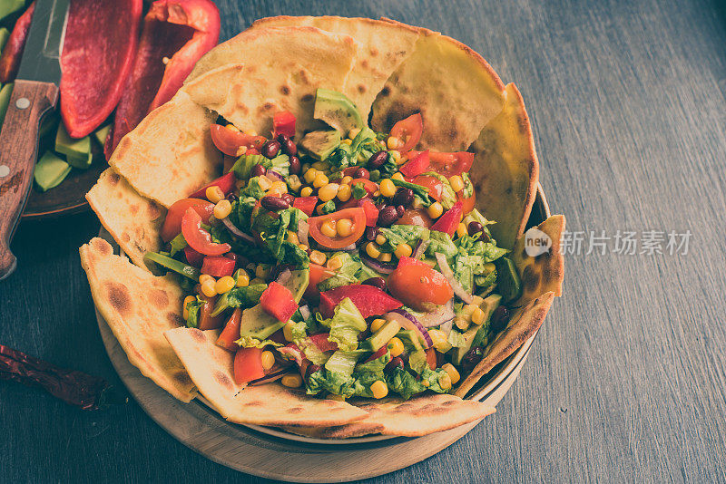 传统的墨西哥素食塔可沙拉，含有鳄梨，玉米，辣椒，西红柿和豆类