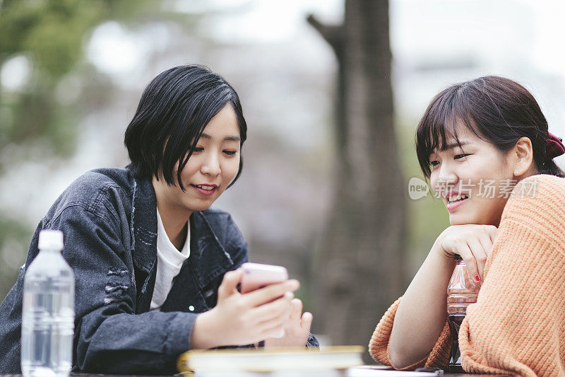 两个女大学生在校园里玩得很开心