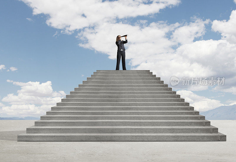 站在楼梯顶上的女商人用望远镜看远处