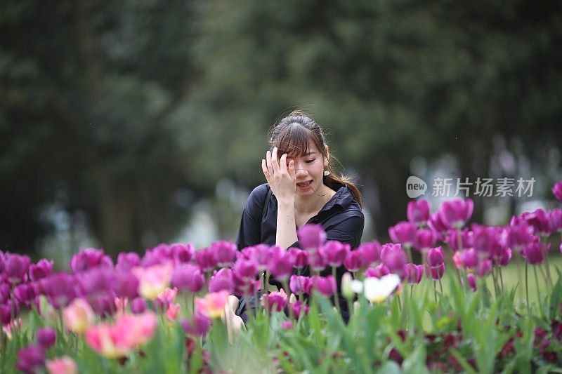 年轻女子欣赏郁金香