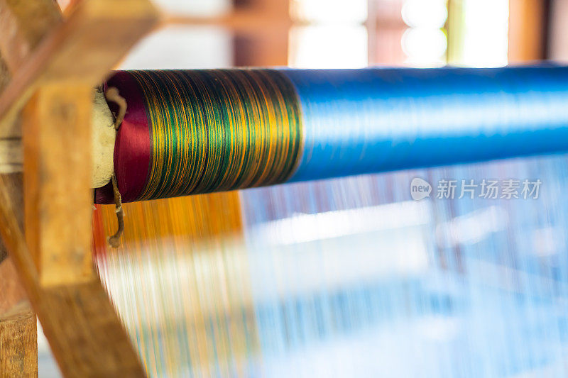 织布机上的近距离丝绸和泰国传统丝绸。用于自制丝绸纺织品的织布机。