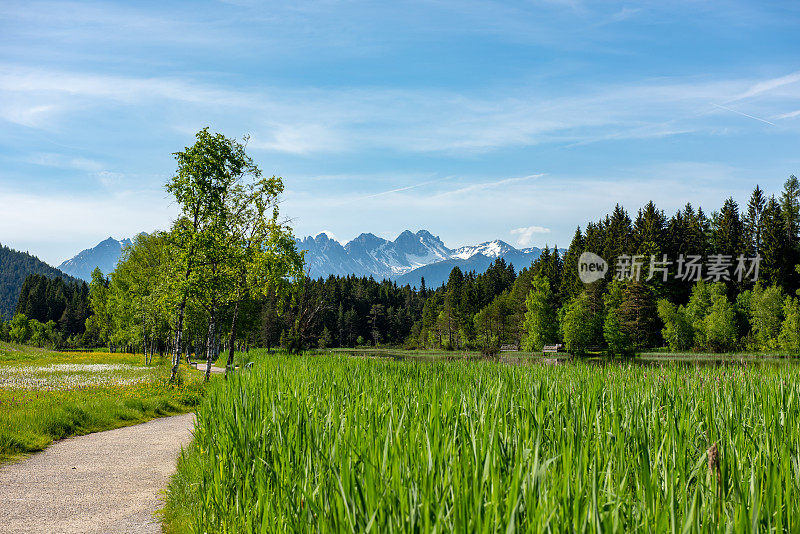 奥地利阿尔卑斯山的野湖徒步旅行路线