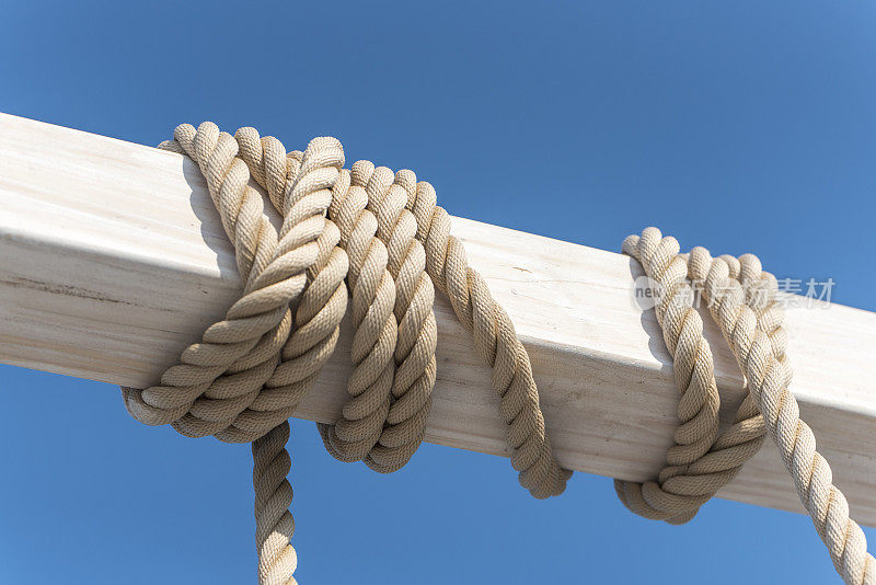 用绳子绕着一根木柱