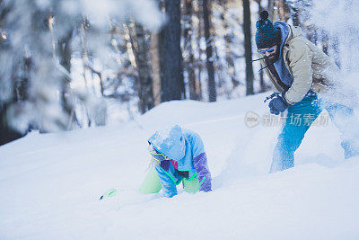 在深雪中嬉戏