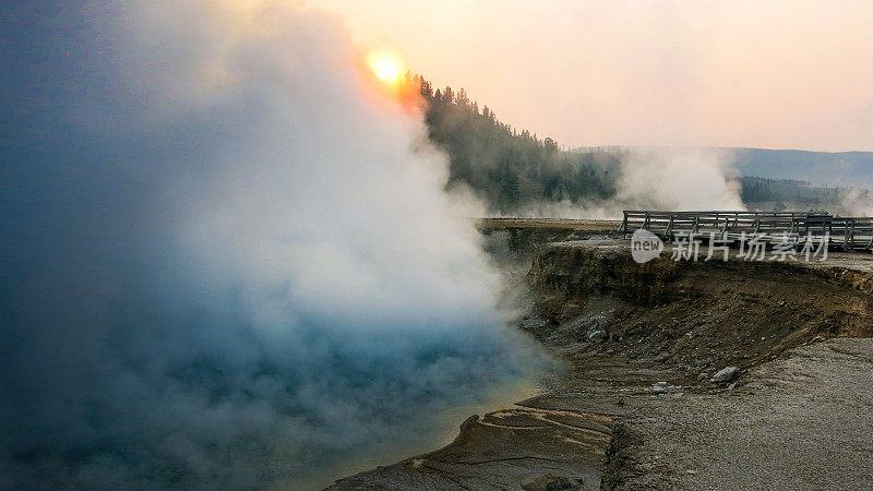 粉红色日出，火山温泉，蒸汽，黄石国家公园，怀俄明州