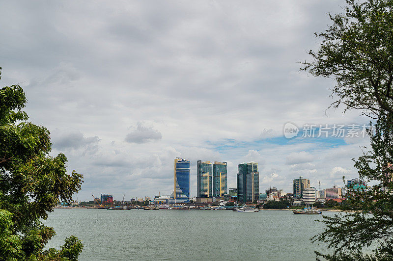 达累斯萨拉姆城市景观和海湾的水