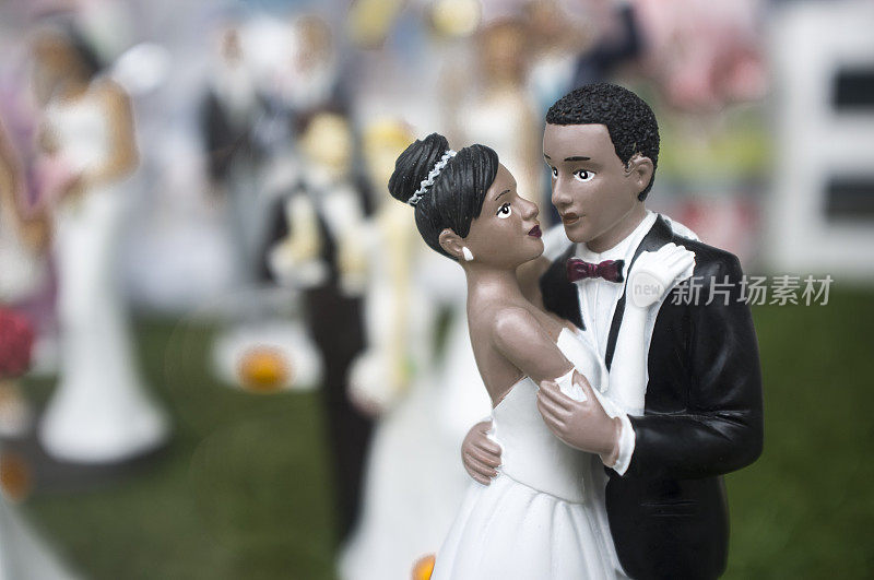 婚礼蛋糕雕像与一个非洲裔美国新娘和新郎跳舞