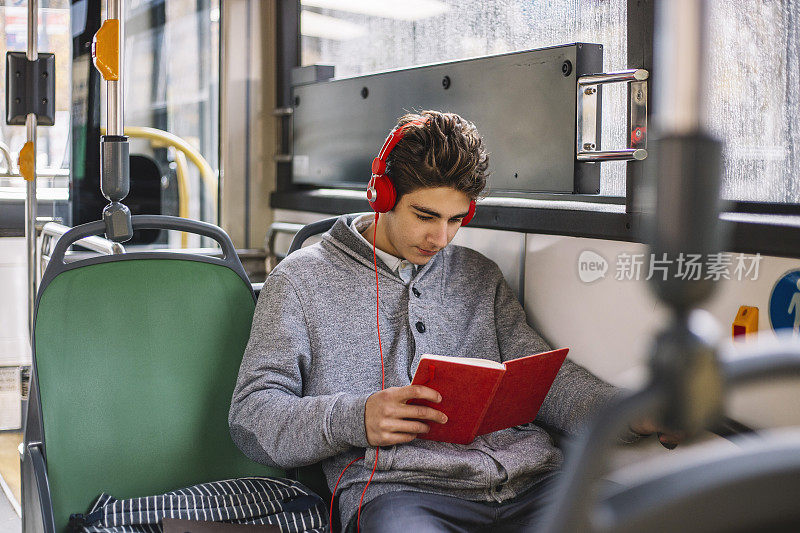 在公共汽车上听音乐和看书