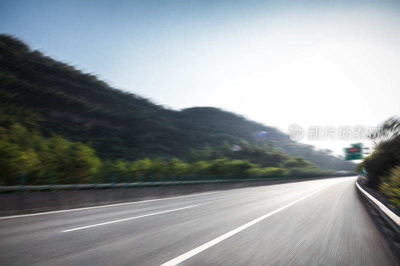 空无一人的道路