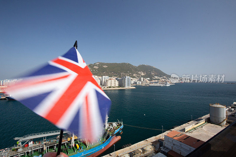 英国国旗和直布罗陀的背景，表明其主权争端和英国脱欧的影响