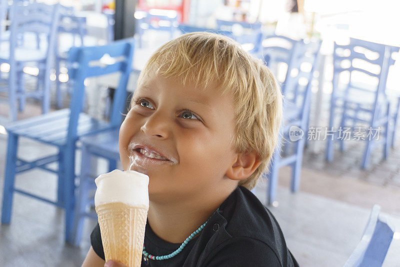 男孩和冰淇淋
