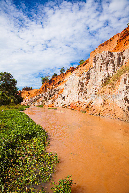 越南米娜的红土河谷和溪流