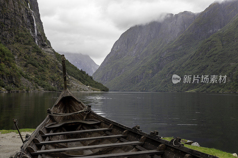 峡湾的海盗长船