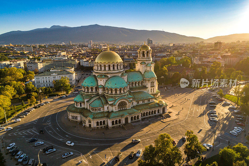 日落时分保加利亚索菲亚市中心亚历山大涅夫斯基大教堂的鸟瞰图