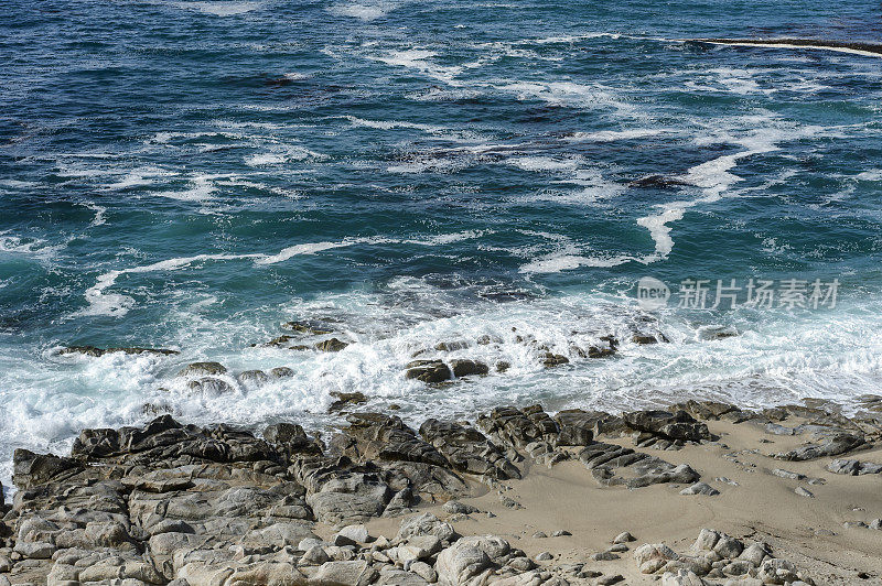 海浪冲击着卡梅尔河海滩